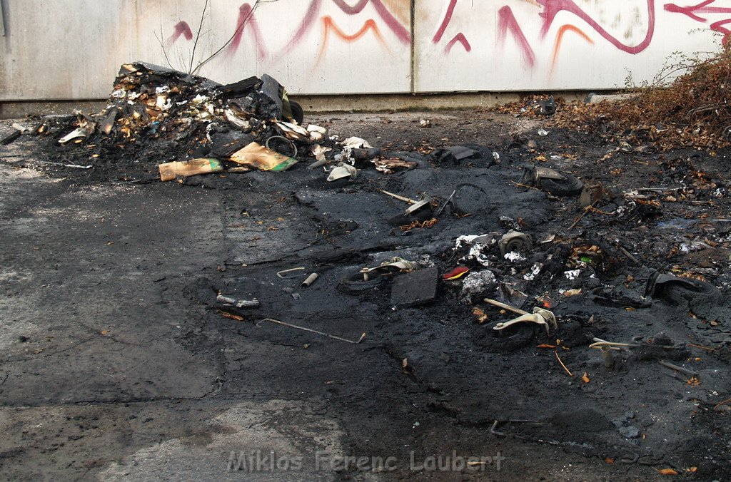 Muellcontainerbrand Schule Koeln Holweide Burgwiesenstr   P17.JPG